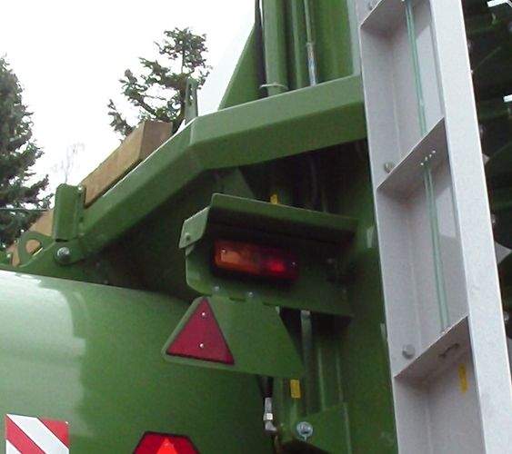 Osvětlení chráněné automaticky ovládanou clonou před znečištěním a poškozením
