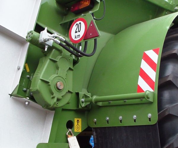 Posuv podlahových dopravníků zajišťuje hydromotor se silnou převodovkou
