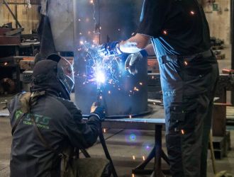 Svářeč v kovovýrobě