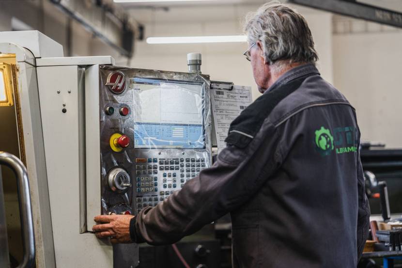Programátor a obsluha CNC soustruhu